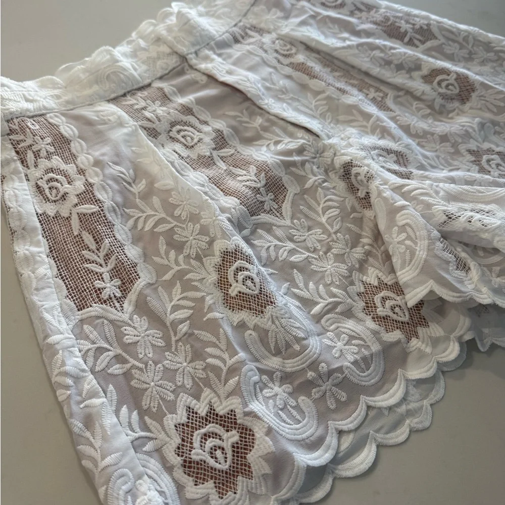 Elliatt White Lace High Waist Shorts - Picture 2 of 9